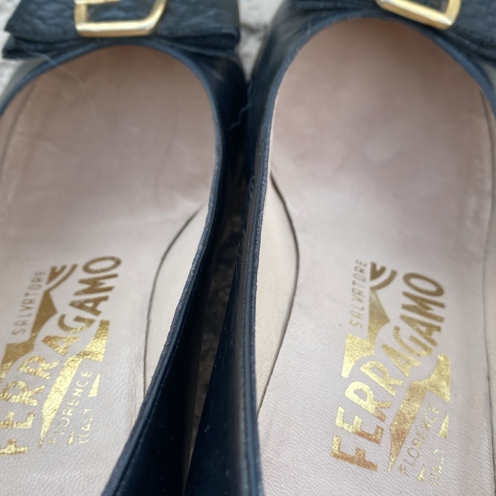 Salvatore Ferragamo bow pumps with snakeskin texture and brass hardware 5.5 B - Picture 13 of 14